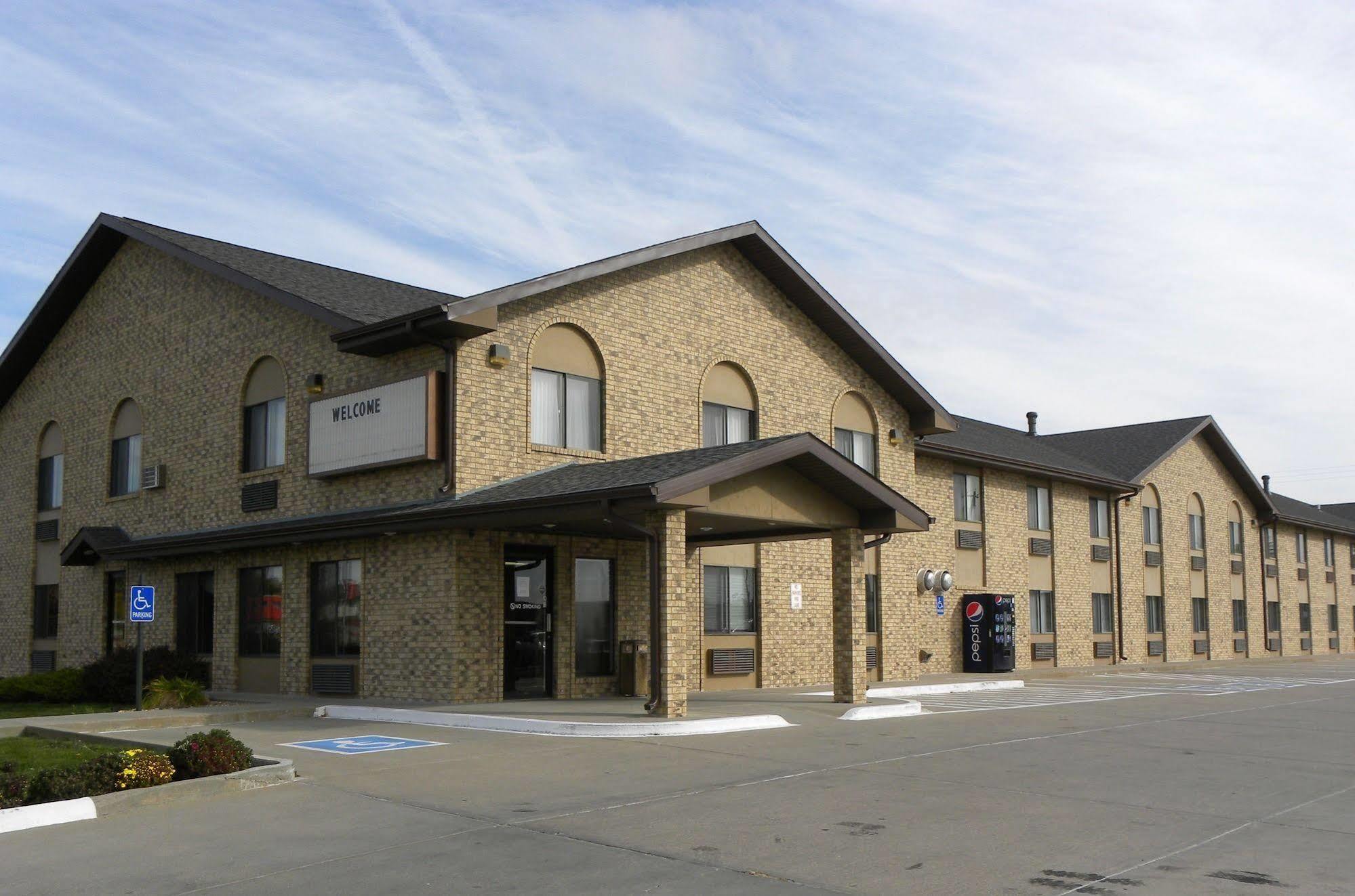 New Victorian Inn & Suites Kearney Eksteriør billede